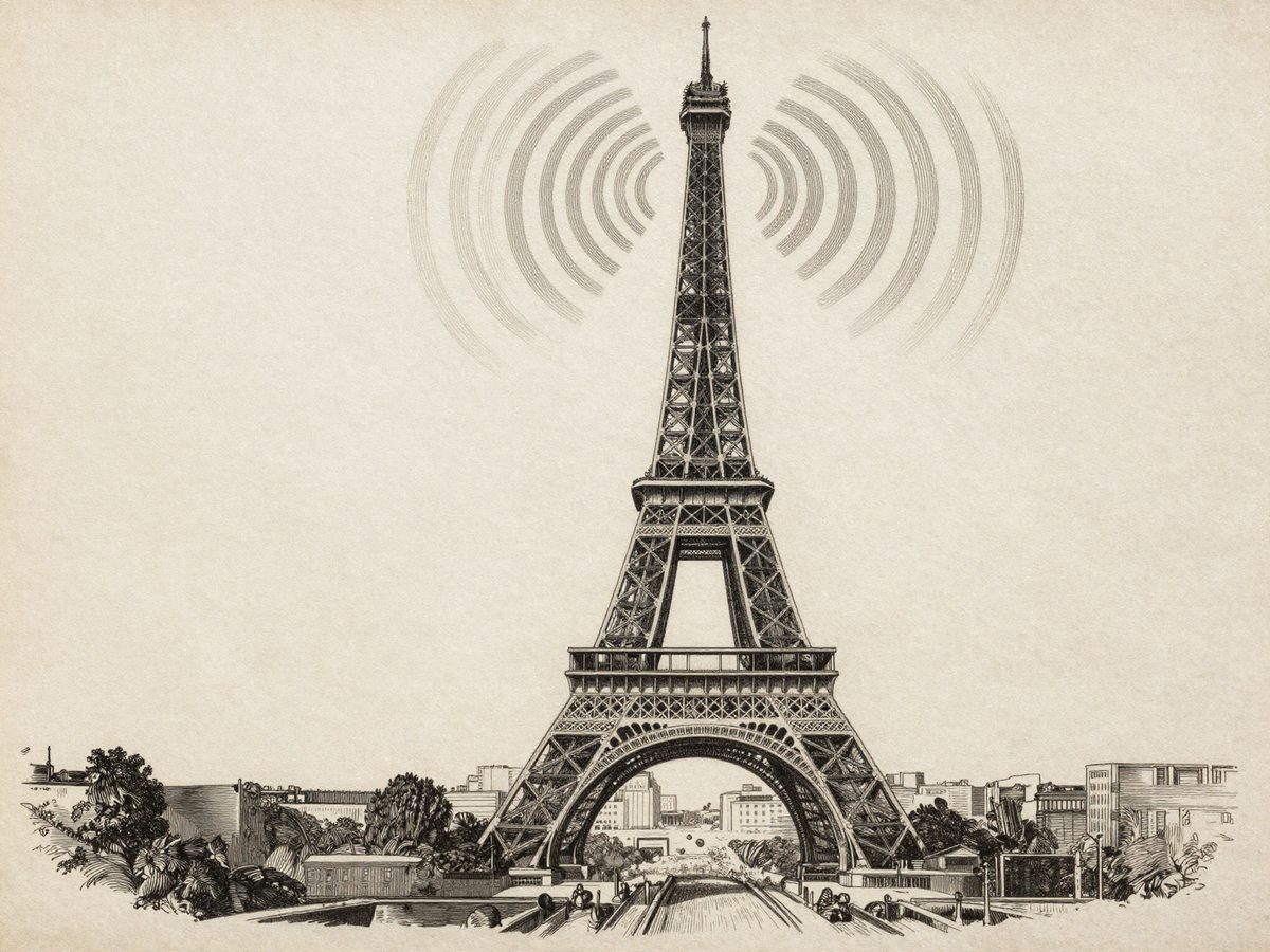La tour Eiffel coiffée d'une antenne. Promise à la démolition en 1909, c'est la radio qui l'a sauvée.